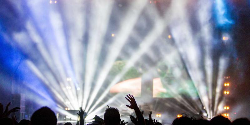 中国美食之旅：按地域划分的经典菜系、街头小吃与美食地图全攻略